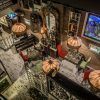 El vibrante interior de El Alma Del Genio en Badajoz presenta una decoración ecléctica con sillas coloridas, lámparas colgantes y una pintura de un barco en una pared de ladrillos, y ofrece un delicioso Menú degustación para parejas. - ForTwo - Planes para parejas