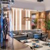 Un elegante y moderno restaurante en el Hotel Sallés Pere IV, con decoración de madera, lámparas colgantes tejidas y elegantes mesas con sillas estampadas, ofrece un menú saludable que complementa perfectamente su ambiente chic como parte del paquete Circuito de Spa + Masaje. - ForTwo - Planes para parejas