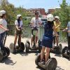 Un grupo con cascos, reunidos en círculo sobre Segways, comienza la soleada Ruta en Segway por Sevilla. - ForTwo - Planes para parejas