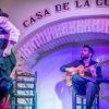 Una fascinante bailaora de flamenco, un guitarrista conmovedor y un cantante apasionado cautivan al público en la Casa de la Guitarra durante la Ruta nocturna + espectáculo flamenco (Sevilla), encarnando el espíritu vibrante de Sevilla. - ForTwo - Planes para parejas