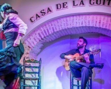 Una fascinante bailaora de flamenco, un guitarrista conmovedor y un cantante apasionado cautivan al público en la Casa de la Guitarra durante la Ruta nocturna + espectáculo flamenco (Sevilla), encarnando el espíritu vibrante de Sevilla. - ForTwo - Planes para parejas
