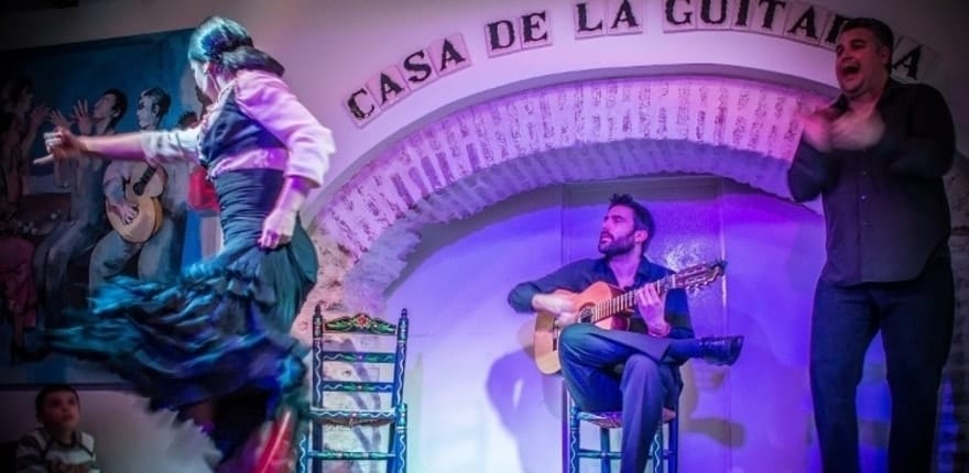 Una fascinante bailaora de flamenco, un guitarrista conmovedor y un cantante apasionado cautivan al público en la Casa de la Guitarra durante la Ruta nocturna + espectáculo flamenco (Sevilla), encarnando el espíritu vibrante de Sevilla. - ForTwo - Planes para parejas