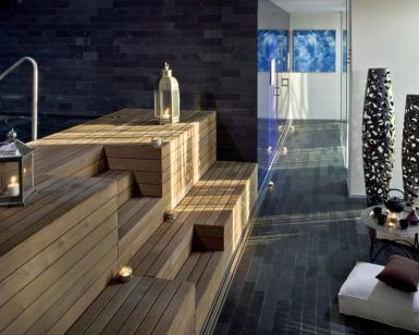 Descubra la tranquilidad de un spa moderno en Serena Spa, Meliá Barcelona Sky. Disfrute de escaleras de madera, faroles, velas, cojines y jarrones altos junto a una mesa pequeña, ideales para relajarse o disfrutar de una experiencia rejuvenecedora con el Desayuno Buffet y el Circuito Spa y Masaje en pareja. - ForTwo - Planes para parejas