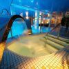 Disfrute de una escapada tranquila con "Escapada romántica en el Hotel Spa Felisa (Santander)", que cuenta con piscina de hidromasaje cubierta, cascadas, escaleras e iluminación cálida, perfecta para una escapada romántica cerca de Santander. - ForTwo - Planes para parejas