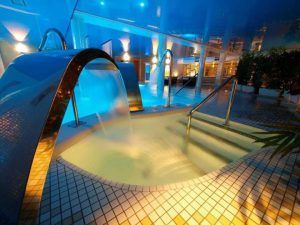 Disfrute de una escapada tranquila con "Escapada romántica en el Hotel Spa Felisa (Santander)", que cuenta con piscina de hidromasaje cubierta, cascadas, escaleras e iluminación cálida, perfecta para una escapada romántica cerca de Santander. - ForTwo - Planes para parejas