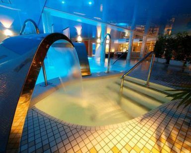 Disfrute de una escapada tranquila con "Escapada romántica en el Hotel Spa Felisa (Santander)", que cuenta con piscina de hidromasaje cubierta, cascadas, escaleras e iluminación cálida, perfecta para una escapada romántica cerca de Santander. - ForTwo - Planes para parejas