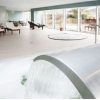 Relájese en el moderno spa con solárium del Barceló Granada Congress, donde las tumbonas junto a una fuente de agua le brindan tranquilidad. Disfrute del ambiente sereno y de las vistas de la ciudad a través de los amplios ventanales en días despejados. - ForTwo - Planes para parejas