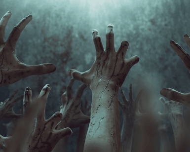 Las manos de zombies emergen en una atmósfera oscura y brumosa con una iluminación espeluznante, pareciendo liberarse de los confines de Escape Room: The Z Lab. - ForTwo - Planes para parejas
