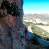 Dos aventureros recorren la Vía Ferrata de Moclín con el impresionante paisaje de Granada como telón de fondo. A continuación, una carretera panorámica resalta su emocionante viaje en medio del esplendor de la naturaleza utilizando Entradas para Vía Ferrata de Moclín: Visita guiada desde Granada. - ForTwo - Planes para parejas