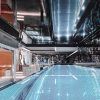 Descubra la lujosa piscina cubierta del Wellington Hotel & Spa de Madrid, con suelo de cristal y superficies de espejo que reflejan la luz ambiental. Mejore su visita con nuestro Circuito de Bienestar para rejuvenecer y relajarse. - ForTwo - Planes para parejas