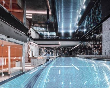 Descubra la lujosa piscina cubierta del Wellington Hotel & Spa de Madrid, con suelo de cristal y superficies de espejo que reflejan la luz ambiental. Mejore su visita con nuestro Circuito de Bienestar para rejuvenecer y relajarse. - ForTwo - Planes para parejas
