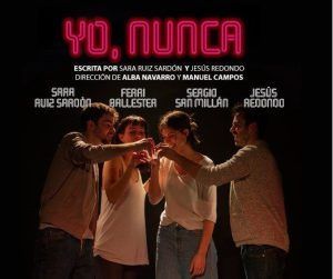 Cuatro personas alzan sus copas bajo un vibrante neón que dice "Yo, nunca - Teatro Lara (Madrid)". A continuación se listan los nombres y creadores del espectáculo. - ForTwo - Planes para parejas