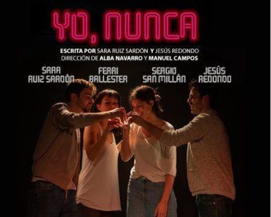 Cuatro personas alzan sus copas bajo un vibrante neón que dice "Yo, nunca - Teatro Lara (Madrid)". A continuación se listan los nombres y creadores del espectáculo. - ForTwo - Planes para parejas