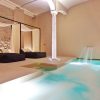 Disfrute del lujoso spa del Yurbban Passage Hotel & Spa, con una pequeña piscina, relajantes fuentes y camas con dosel y tumbonas. Relájese aún más con el masaje vegano con aromaterapia y acceso al spa. - ForTwo - Planes para parejas