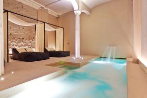 Disfrute del lujoso spa del Yurbban Passage Hotel & Spa, con una pequeña piscina, relajantes fuentes y camas con dosel y tumbonas. Relájese aún más con el masaje vegano con aromaterapia y acceso al spa. - ForTwo - Planes para parejas