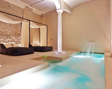 Disfrute del lujoso spa del Yurbban Passage Hotel & Spa, con una pequeña piscina, relajantes fuentes y camas con dosel y tumbonas. Relájese aún más con el masaje vegano con aromaterapia y acceso al spa. - ForTwo - Planes para parejas