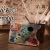 Escena de un estudio de arte en tonos sepia en Granada con pinceles, una paleta de colores y el texto "A través del tiempo - Un juego de El Gato Escape Room (Granada). - ForTwo - Planes para parejas