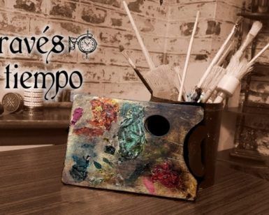 Escena de un estudio de arte en tonos sepia en Granada con pinceles, una paleta de colores y el texto "A través del tiempo - Un juego de El Gato Escape Room (Granada). - ForTwo - Planes para parejas