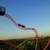 Siente la emoción de una montaña rusa de vías rojas con una caída abrupta contra el horizonte de Madrid. ¡Reserva tus entradas para el Parque de Atracciones (Madrid) y vive la emoción!. - ForTwo - Planes para parejas