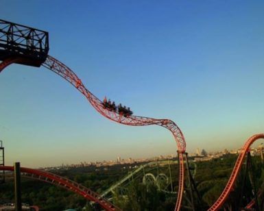 Siente la emoción de una montaña rusa de vías rojas con una caída abrupta contra el horizonte de Madrid. ¡Reserva tus entradas para el Parque de Atracciones (Madrid) y vive la emoción!. - ForTwo - Planes para parejas