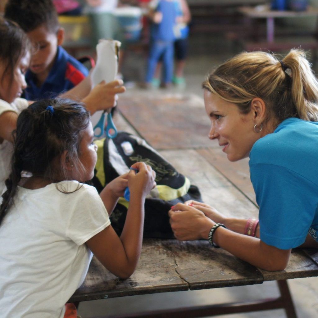 adventure-volunteer-niños