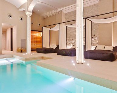Experimente el ambiente sereno de Almuerzo con una lujosa piscina cubierta, cabañas, iluminación moderna y sauna en el hotel Yurbban en Barcelona, que ofrece masajes con aceite vegano para una relajación máxima. - ForTwo - Planes para parejas