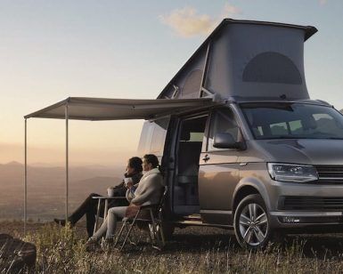 Gente disfrutando de una puesta de sol cerca de Barcelona con una VanvanCamper con techo elevable y toldo, con un pintoresco telón de fondo de montaña. - ForTwo - Planes para parejas