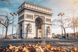 Admira el gran Arco de Triunfo de París entre hojas otoñales y un cielo azul despejado con la experiencia "Visita el Arco de Triunfo sin hacer fila (París)", evitando largas colas. - ForTwo - Planes para parejas