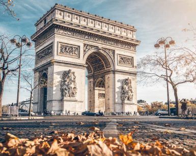Admira el gran Arco de Triunfo de París entre hojas otoñales y un cielo azul despejado con la experiencia "Visita el Arco de Triunfo sin hacer fila (París)", evitando largas colas. - ForTwo - Planes para parejas