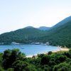 Disfrute de la vista panorámica de la Bahía de Sesimbra con una playa, barcos en el agua y las exuberantes montañas verdes de Arrábida con Enoturismo por Arrábida y Sesimbra. - ForTwo - Planes para parejas