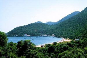 Disfrute de la vista panorámica de la Bahía de Sesimbra con una playa, barcos en el agua y las exuberantes montañas verdes de Arrábida con Enoturismo por Arrábida y Sesimbra. - ForTwo - Planes para parejas