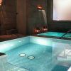 Disfrute de una lujosa experiencia de spa interior para dos, completa con piscinas iluminadas, pasamanos de metal e iluminación ambiental, ideal para un relajante Spa para dos con opción a envoltura o masaje en Madrid. - ForTwo - Planes para parejas