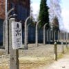 La sutil presencia de una valla con un cartel de "¡Alto! ¡Alto!", alambre de púas y una torre de vigilancia ofrece una conmovedora reflexión sobre la historia cerca de Auschwitz en el tour Día de visita: Auschwitz y Minas de Sal (Cracovia). - ForTwo - Planes para parejas