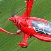 La "Vuela por los cielos de Córdoba en autogiro" se eleva elegantemente sobre el exuberante paisaje verde, resaltando su elegante diseño y los detalles de su cabina. - ForTwo - Planes para parejas