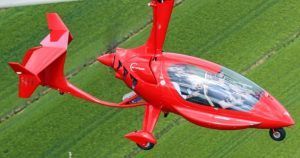 La "Vuela por los cielos de Córdoba en autogiro" se eleva elegantemente sobre el exuberante paisaje verde, resaltando su elegante diseño y los detalles de su cabina. - ForTwo - Planes para parejas