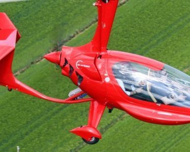 La "Vuela por los cielos de Córdoba en autogiro" se eleva elegantemente sobre el exuberante paisaje verde, resaltando su elegante diseño y los detalles de su cabina. - ForTwo - Planes para parejas