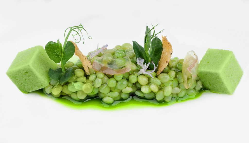 guisantes lagrima con gel de jamón y bizcocho aireado