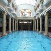 Experimente la encantadora piscina cubierta del Balneario Gellért en Budapest, adornada con columnas ornamentadas y un alto techo abovedado, bellamente rodeada de barandillas en los balcones. Disfrute de todo esto con la Entrada al Balneario Gellért sin colas (Budapest). - ForTwo - Planes para parejas