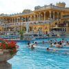 Experimente la grandeza del histórico Balneario Széchenyi de Budapest, donde los huéspedes disfrutan de una gran piscina al aire libre rodeada de elegantes arcos y columnas. Reserve su "Entrada al Balneario Széchenyi sin colas" para sumergirse en este oasis atemporal sin esperas. - ForTwo - Planes para parejas