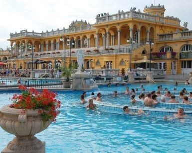 Experimente la grandeza del histórico Balneario Széchenyi de Budapest, donde los huéspedes disfrutan de una gran piscina al aire libre rodeada de elegantes arcos y columnas. Reserve su "Entrada al Balneario Széchenyi sin colas" para sumergirse en este oasis atemporal sin esperas. - ForTwo - Planes para parejas
