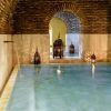 La piscina cubierta cuenta con un techo arqueado de ladrillo que crea un ambiente medina mudéjar, mientras que las linternas ornamentadas brindan un brillo cálido similar al Baño árabe con masaje relajante en Medina Mudéjar, Toledo. - ForTwo - Planes para parejas