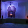 El ambiente, con linternas, nichos arqueados, patrones intrincados y una suave iluminación azul en un baño de estilo marroquí, da vida a la tranquilidad de un "Hammam privado en pareja en los baños árabes de Al-Haram (Granada)". - ForTwo - Planes para parejas