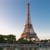 Experimente la Torre Eiffel al atardecer desde el otro lado del río Sena con árboles y un puente a la vista en el "Crucero por el Sena y visita a la Torre Eiffel sin hacer cola (París). - ForTwo - Planes para parejas