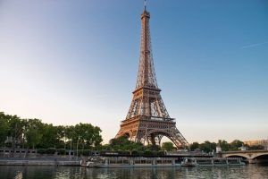 Experimente la Torre Eiffel al atardecer desde el otro lado del río Sena con árboles y un puente a la vista en el "Crucero por el Sena y visita a la Torre Eiffel sin hacer cola (París). - ForTwo - Planes para parejas