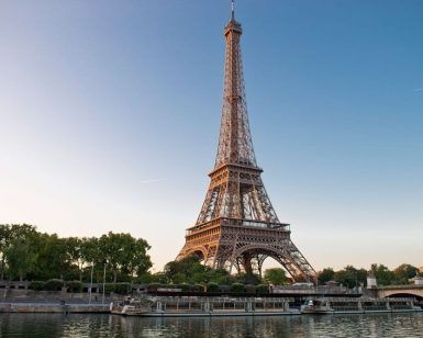 Experimente la Torre Eiffel al atardecer desde el otro lado del río Sena con árboles y un puente a la vista en el "Crucero por el Sena y visita a la Torre Eiffel sin hacer cola (París). - ForTwo - Planes para parejas