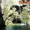 Un aventurero desciende en rápel por una cascada hasta una tranquila poza rocosa entre los escarpados acantilados de Jorox. Esta aventura con Barranquismo en Jorox de la mano de Ocio Aventura (Málaga) captura la esencia del ocio aventura en un entorno impresionante. - ForTwo - Planes para parejas