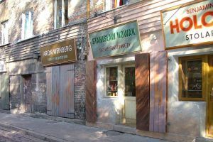 Explora la rica historia de antiguos edificios de ladrillo con escaparates de madera y carteles polacos antiguos en el corazón del barrio judío con un recorrido gratuito: Tour gratuito free por el barrio judío (Cracovia). - ForTwo - Planes para parejas