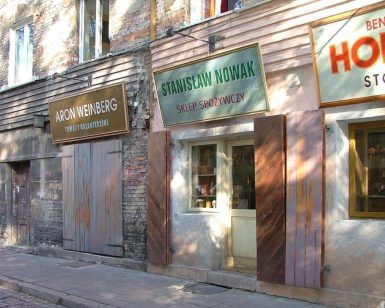Explora la rica historia de antiguos edificios de ladrillo con escaparates de madera y carteles polacos antiguos en el corazón del barrio judío con un recorrido gratuito: Tour gratuito free por el barrio judío (Cracovia). - ForTwo - Planes para parejas