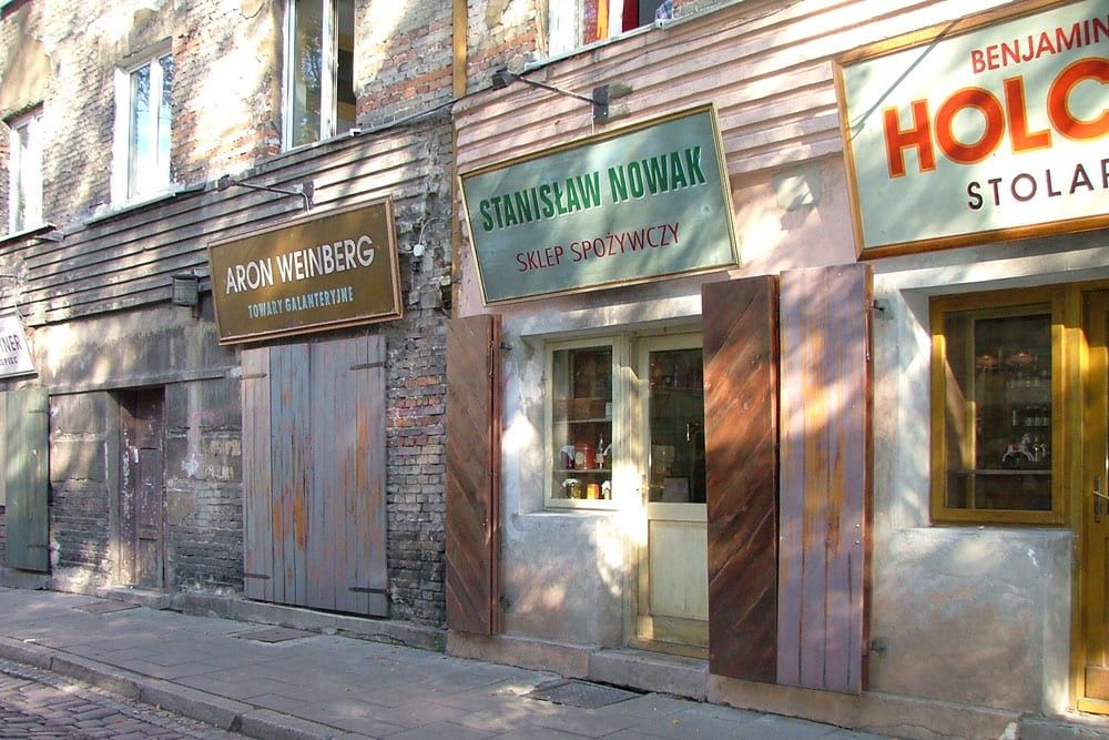 Explora la rica historia de antiguos edificios de ladrillo con escaparates de madera y carteles polacos antiguos en el corazón del barrio judío con un recorrido gratuito: Tour gratuito free por el barrio judío (Cracovia). - ForTwo - Planes para parejas