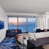 Alójate en la Cool Corner Suite: el mar a tus pies en el W Hotel (Barcelona), y disfruta de una moderna habitación frente al mar con escritorio, sofá y un gran ventanal perfecto para contemplar impresionantes puestas de sol sobre el mar. - ForTwo - Planes para parejas